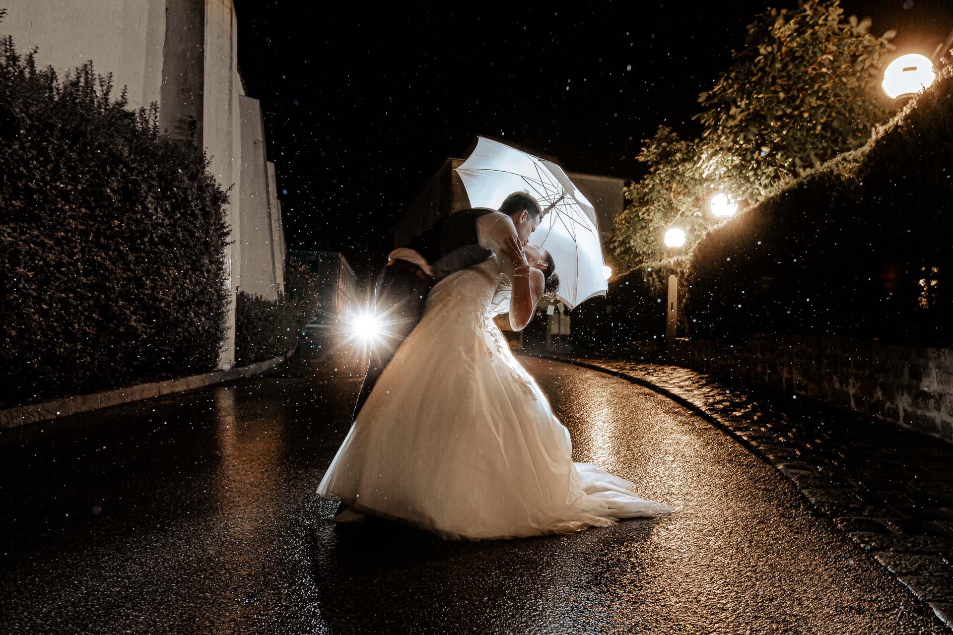 Brautpaar küsst sich im Regen – Hochzeitsfotograf Mike Raab